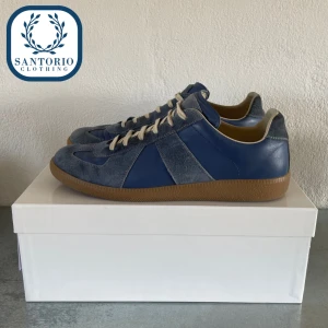 Maison Margiela Gats - Trendigaste dojorna på marknaden!  Skick: 8/10 Storlek: 44 Nypris: ca 6000-7000kr Dust-bag och box ingår, självklart äkta🍾 Skriv vid frågor eller funderingar🙌