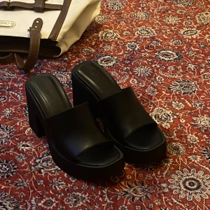 90s,2000s mules  - Läder imitation, endast använda en gång kort stund ute, annars helt nya. Säljer pga. Ej min stil av sko längre. Mycket sköna för fötterna! Priset är slutgiltigt. Rekomenderar! 🥰