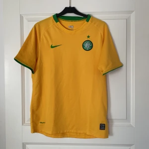 Celtic 2008/09 Bortatröja - Celtics Bortatröja från säsongen 2008/09. Tröjan är i toppskick. OBS! Tröjan saknar sponsor-loggan så den är alltså inte autentisk/äkta! Tveka inte att kontakta mig vid frågor eller funderingar.