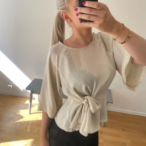 Knyt blus  - Beige blus som man knyter i midjan, går alltså att justera storleken själv❣️passar xs-m!! Använd fåtal gånger, super fin❣️