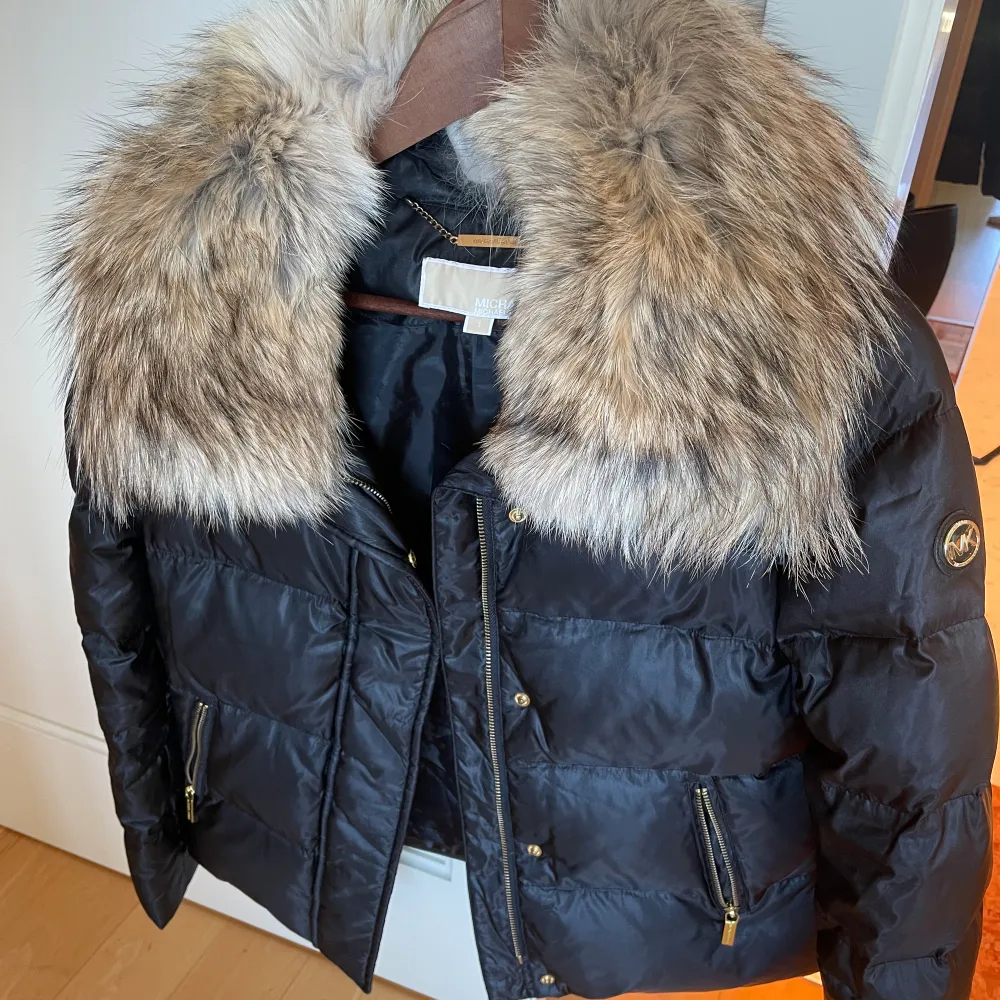 Micheal Kors jacket with Fur size S black . Jackor.