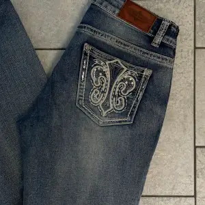 Skitsnygga jeans, säljer då jag köpte en storlek för stor💕 De är bara använda några få gånger Kanske kan mötas upp!💗 Nypris ca 1000kr