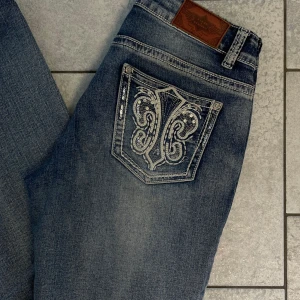 Jeans med design  - Skitsnygga jeans, säljer då jag köpte en storlek för stor💕 De är bara använda några få gånger Kanske kan mötas upp!💗 Nypris ca 1000kr