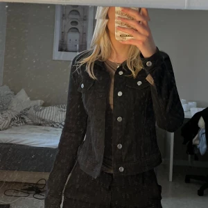 Jeansjacka  - Svart jeansjacka från H&M i fint skick!