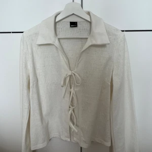 Knytblus - Knytblus ifrån Ginatricot, köpt i vintras o använd en gång. Storlek S! Säljer den för 160kr, ordinariepris 399kr💖