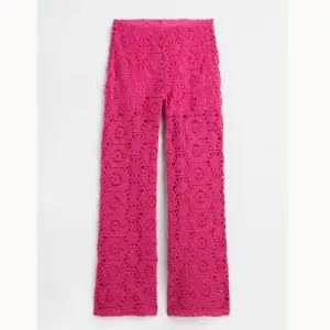 Fett snygga rosa virkade byxor med inbyggda shorts. Storlek M🥰