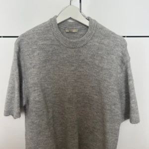 Stickad tröja - Stickad tröja ifrån Ginatricot, ordinariepris 299 kr men säljer den för 150kr.🫶🏼🩷 Storlek M, använd 2-3 gånger.