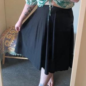 Svart lång kjol - Använd men inga skador,