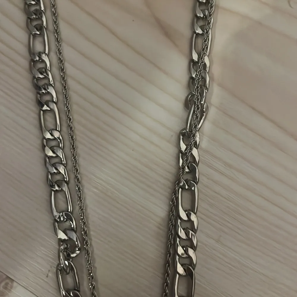 Ett halsband från River Island med en kedja och ett kors. (Det är två halsband som sitter ihop med samma hake). Accessoarer.