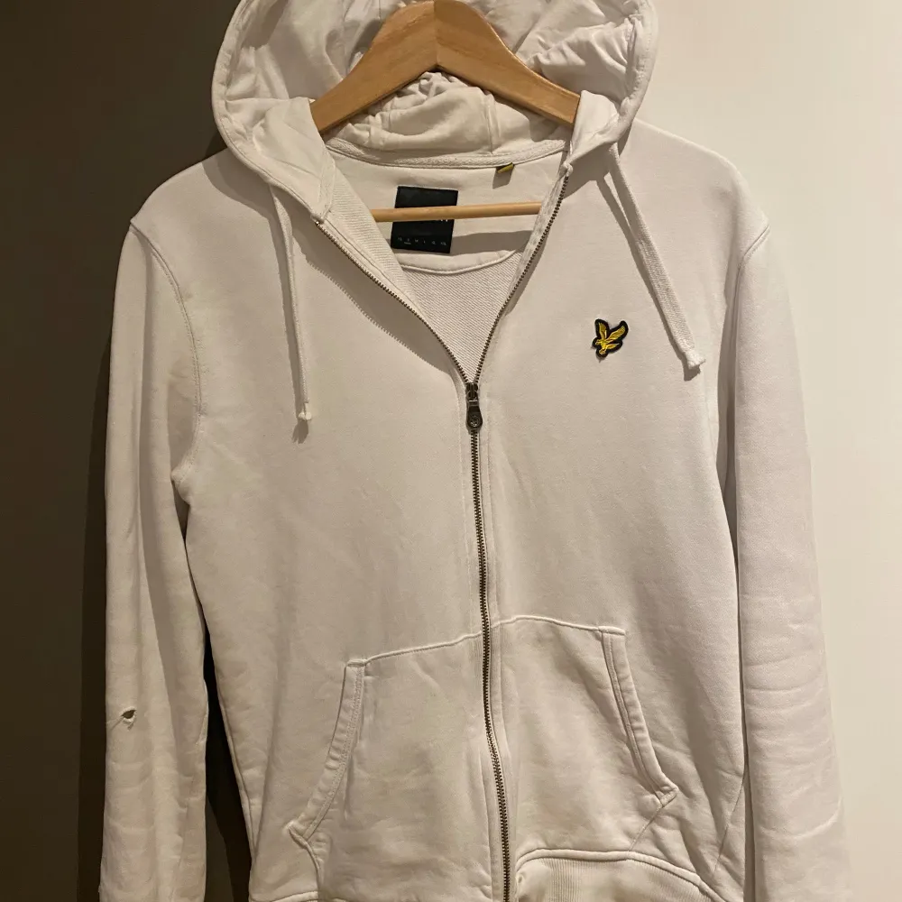 | Stilren ziptröja från Lyle & Scott | Fint skick utom ett litet hål (se bild) | Strl S (passar mindre) | Pris 299 kr | . Tröjor & Koftor.