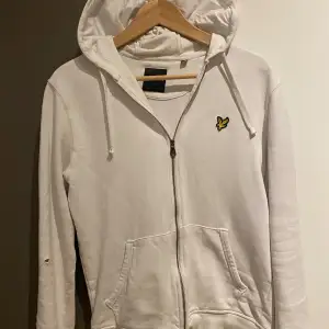 | Stilren ziptröja från Lyle & Scott | Fint skick utom ett litet hål (se bild) | Strl S (passar mindre) | Pris 299 kr | 