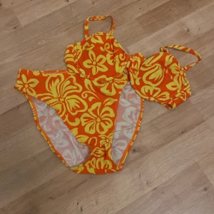  Hawaii inspirerad Bikini - Hawaii inspirerad bikini  Storlek: 12-38