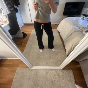 Roxy byxor - Säljer dessa svarta lågmidjade linnebyxor från Roxy! 