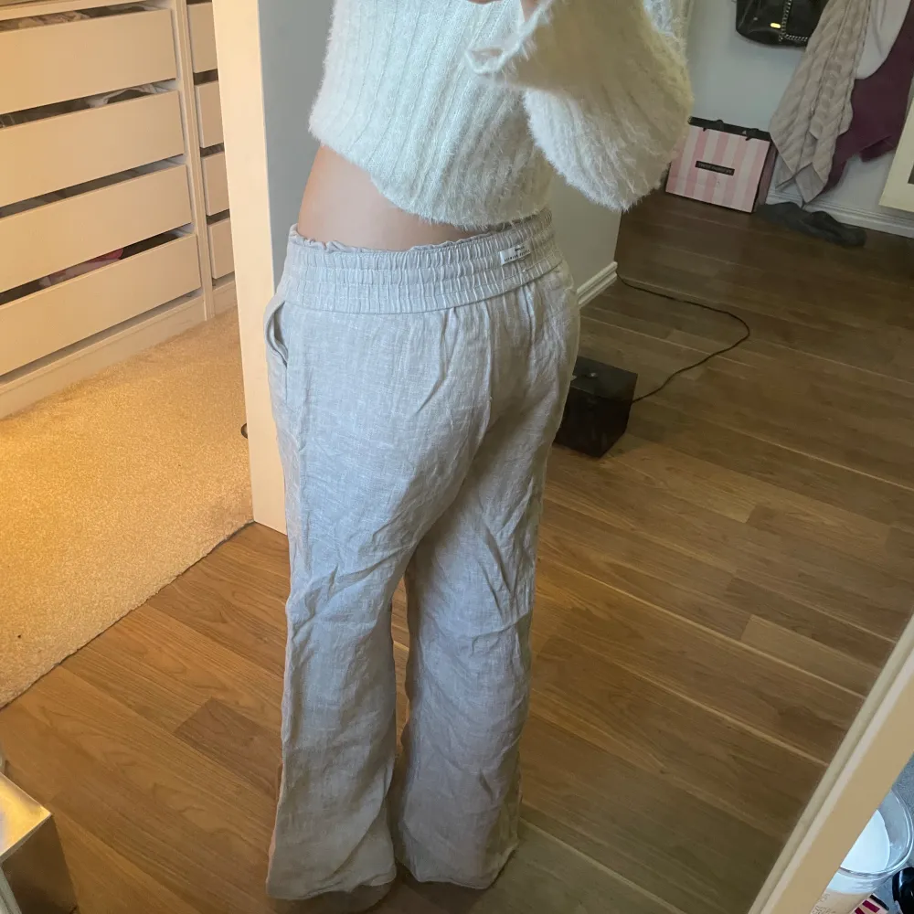 linnebyxor ifrån gina som ej kommer till användning. skick 9/10 skriv om du har frågor💞 . Jeans & Byxor.