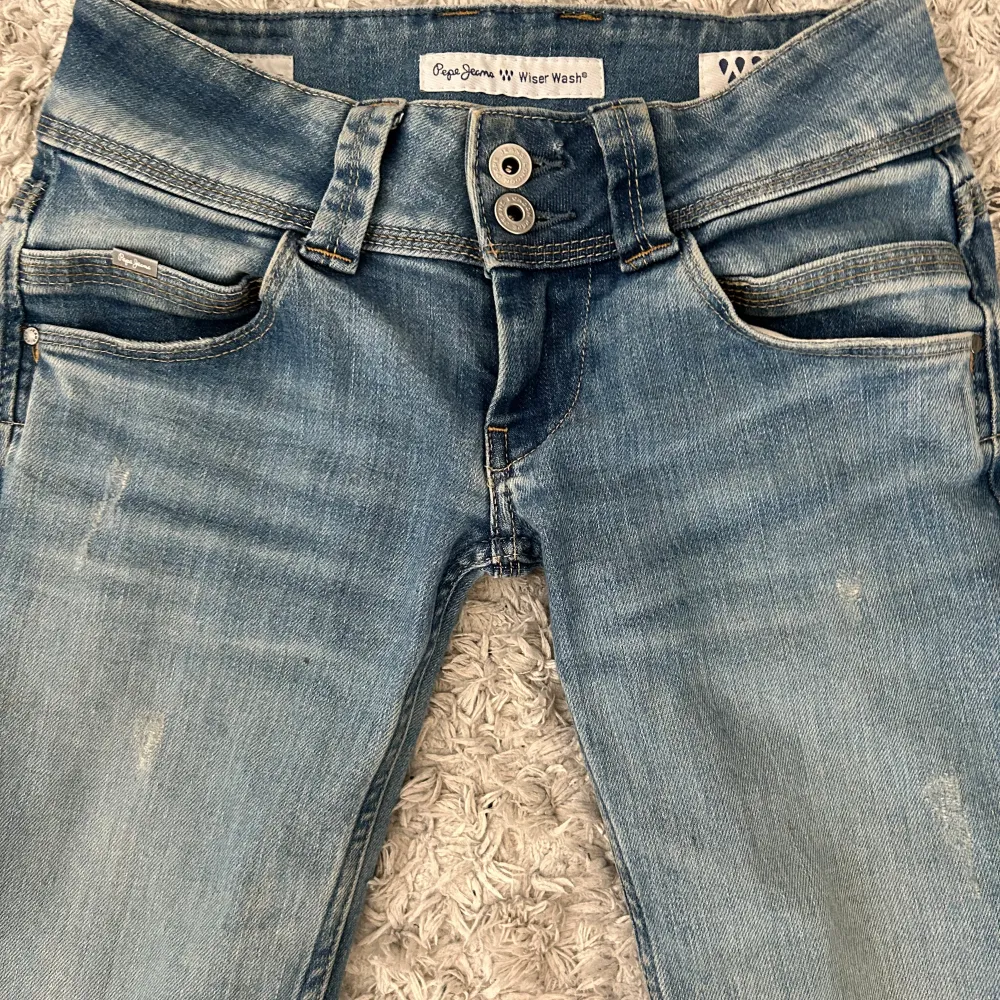 Super fina ljusblå Pepe jeans som tyvärr inte kommer till användning💞💞 köpta på zalandos hemsida! Lågmidjade med fina detaljer på fickorna och fin detalj vid knapparna💞💞Modellen är venus . Jeans & Byxor.