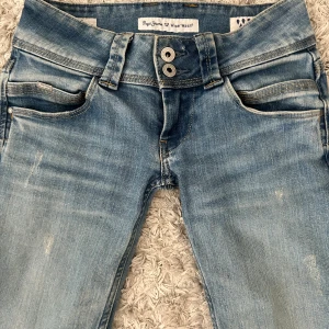 Pepe jeans  - Super fina ljusblå Pepe jeans som tyvärr inte kommer till användning💞💞 köpta på zalandos hemsida! Lågmidjade med fina detaljer på fickorna och fin detalj vid knapparna💞💞Modellen är venus 