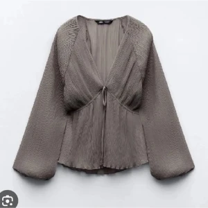 Zara tröja - Säljer denna slutsålda tröjan från zara, har använt 1 gång och säljer denna för att den inte kommer till användning💕 skriv gärna ifall ni har några frågor och ifall ni vill ha flera bilder💕