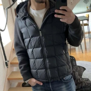 Cardigan - Snygg Cardigan från Massimo Dutti, jätte bra skick och sällan använd. Skulle uppskatta storleken som en M! Vid snabb affär kan jag gå ner i pris