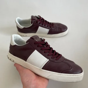 Valentino Flycrew - Säljer nu mina sjukt eftertraktade Valentino flycrews. Skorna är vinröda och i super fint skick (nästan oanvända). Alla nitar är kvar. Nypris på dessa ligger på runt 7000kr.ä och de säljs inte längre. Skorna är i storlek 43. Hör av er! 🤝🏻🍾 INGA BYTEN!