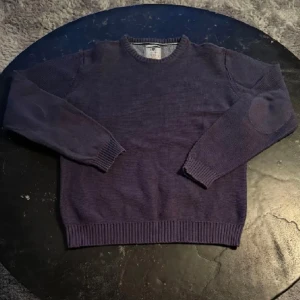 blå stickad tröja - Säljer denna blåa tröja från A.C.D apparel. Storleken är L men passformen skulle bäst passa M. 