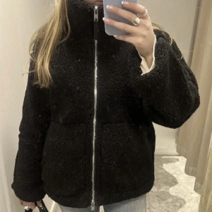 Teddy jacka  - Så fin jacka från hm i svart, knappt använd🙌🏻❤️
