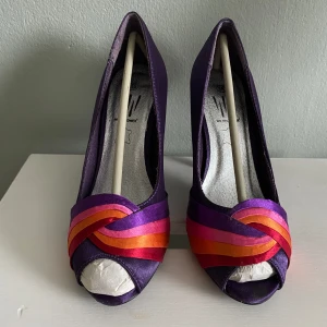 Satin pumps - Fint skick, använd få gånger. Smala över tån