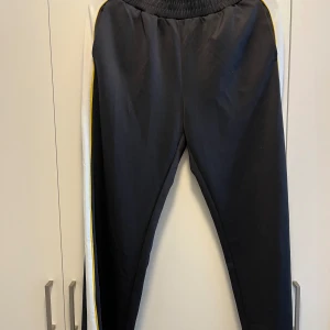 Byxa  - Använda en gång, nyskick. Är storlek S men passar även M. Stretchiga i materialet och väldigt sköna, sitter bra i resoren i midjan.