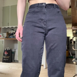 Svarta jeans - Härliga svarta jeans i en storlek 38. Använda men bra skick, tvättas innan de skickas så fläcken på knäet kommer försvinna! Sitter jättefint och bekvämt!