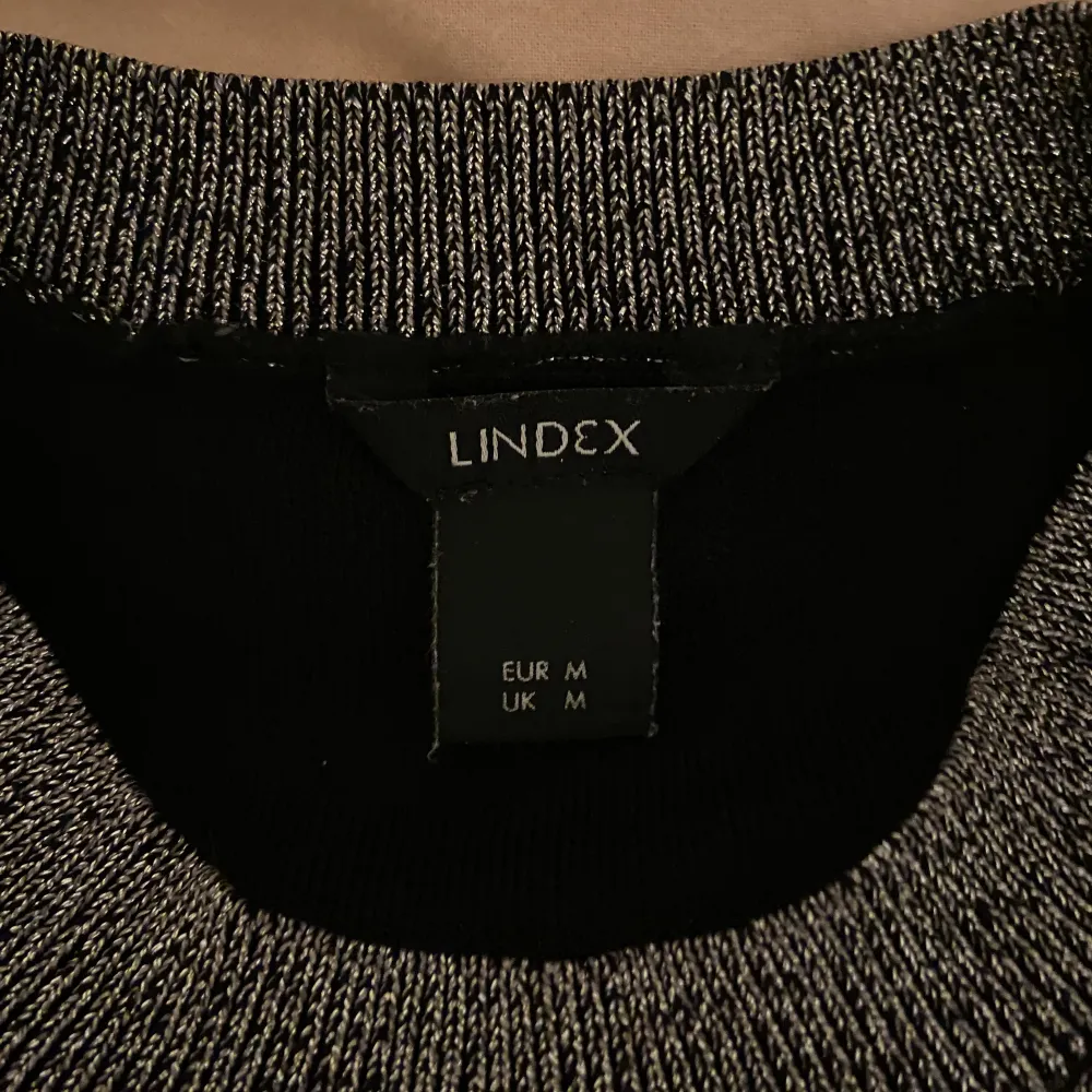 Köpare står för frakt! En superfin glittrig tröja från Lindex i storlek M men passar som small. Jättefint skick och inga täcken på användning😋. Tröjor & Koftor.