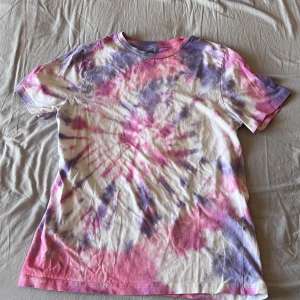 Hemmagjord tie-die tröja 🩷💙💜 - Jag gjorde denna tröja på ett kalas och var helt galen i den. Men du är den inte riktigt min stil så jag kommer sälja den. Det var orginalt en vit t-shirt. 😍