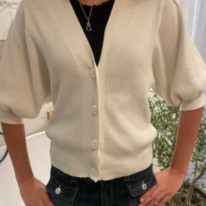 Zara topp!🥰🥰 - Säljer min jätte fina zara tröja i bra sick den är i storlek L men passar för xs/s🥰🥰