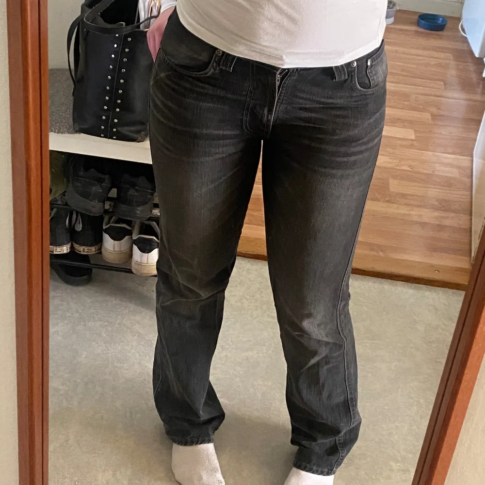 Ganska lågmidjade svarta/mörkgrå jeans från nudiejeans utan defekter✨ jag är 165cm!  Midjemått: 41cm Innerbenslängd: 79cm . Jeans & Byxor.