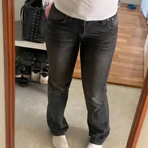 Ganska lågmidjade svarta/mörkgrå jeans från nudiejeans utan defekter✨ jag är 165cm!  Midjemått: 41cm Innerbenslängd: 79cm 
