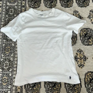 Vit Ralph lauren t shirt  - En riktigt snygg vit Ralph lauren t shirt som jag säljer eftersom den blivit för liten. Den är perfekt nu inför sommaren som t shirt. Köpte för 700kr säljer för 300kr