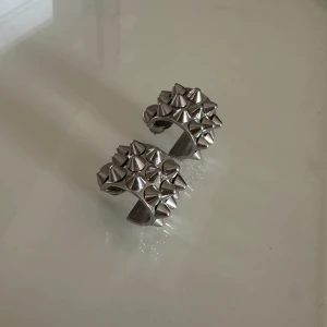 Örhängen - Säljer dessa populära Edblad örhängen. Använda endast en gång så ser ut som nya, säljer för jag inte tycker dom passar mig. Nypris 450 säljer för 300🥰