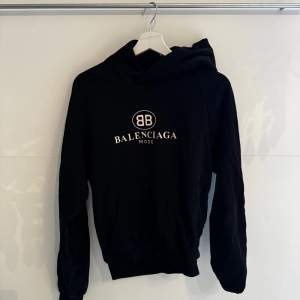 En snygg svart Balenciaga hoodie!