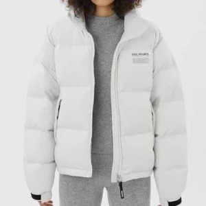 Axel Arigato Puffer Jacket - Använd fåtal gånger, nypris 4000 kr. Det mörka där framme på jackan är en svart fjäder i dunet. 