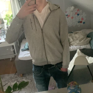 Sail Racing zip hoodie - Säljer en sail Racing full zip hoddie pga den är för liten  Storlek: 170  Skick: 8/10