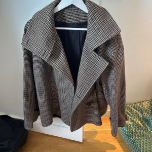 Arket kappa  - Trendiga kappan är köpt från arket i storlek 38 och har används flitigt men inga tecken på slitage. Super snygg och passar bra till våren.  