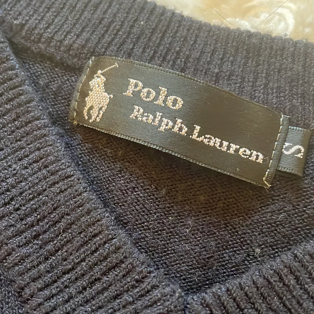 säljer min fina Ralph Lauren tröja eftersom jag inte använder den så mkt längre🤍 pris kan diskuteras . Tröjor & Koftor.
