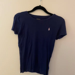 Ralp lauren - Marin blå ralp lauren t shirt, använd fåtal gånger Pris kan diskuteras 