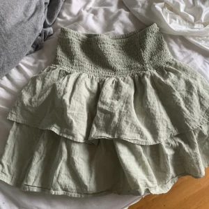 Säljer min jätte fina Stockholm stil sommar kjol!💘💘 - Jätte fin! Andvänd 1 gång,(prövat) har inte kvar prislappen💘