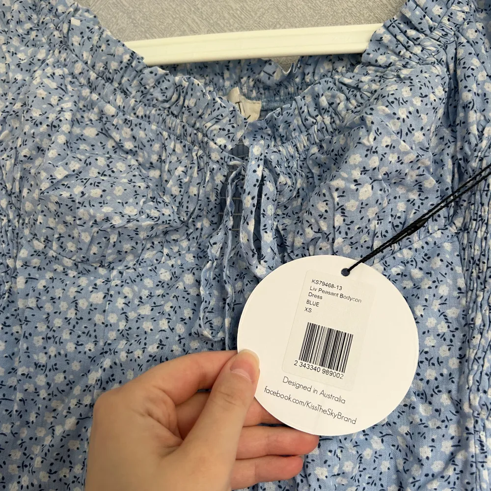 Klänning från kiss the sky, perfekt till midsommar! Det är en bodycon-klänning . Mekot.