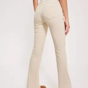 Hejj!💘Jag säljer mina jeans från Only för att dem har blivit för små, jag tycker jeansen är i fint skick. Det finns inga synliga fläckar och dem ser bra ut. Original priset är 549kr och dem är i storlek S 30. Färg sandvita/beiga, ha det så bra!💗