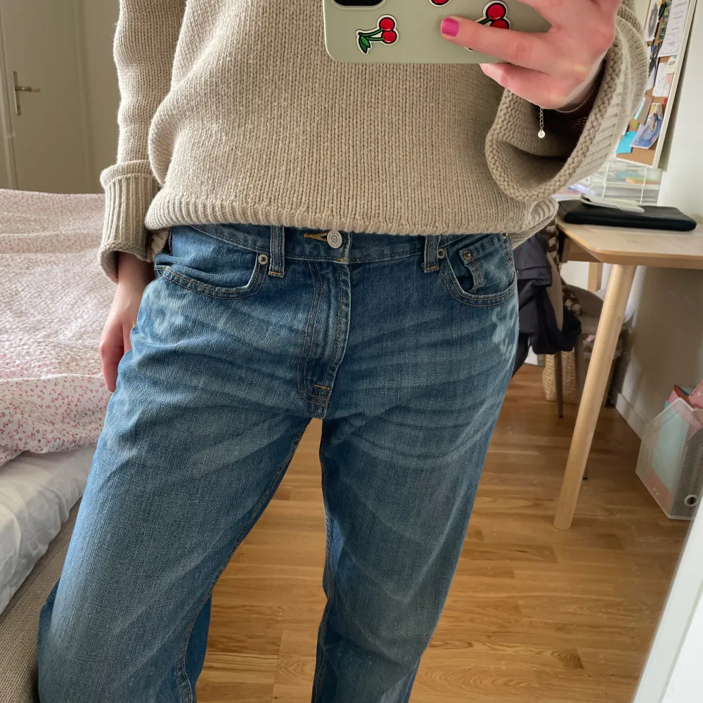 Coola jeans med tryck, köpta på ett UF företag men aldrig använda av mig för de passar inte!💕midjemått: 90 cm, innerbenslängd: 74 cm, uppskattad storlek: 40. Jeans & Byxor.