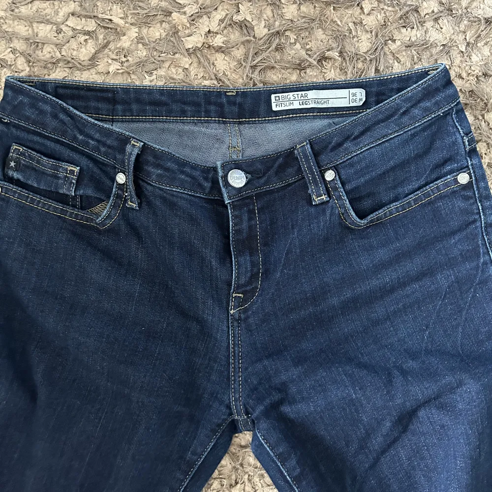 Lågmidjade jeans som jag älskar men som tyvärr är för stora … har klippt dom så dom passar någon runt 160 cm och storleken i midjan är 30💓. Jeans & Byxor.