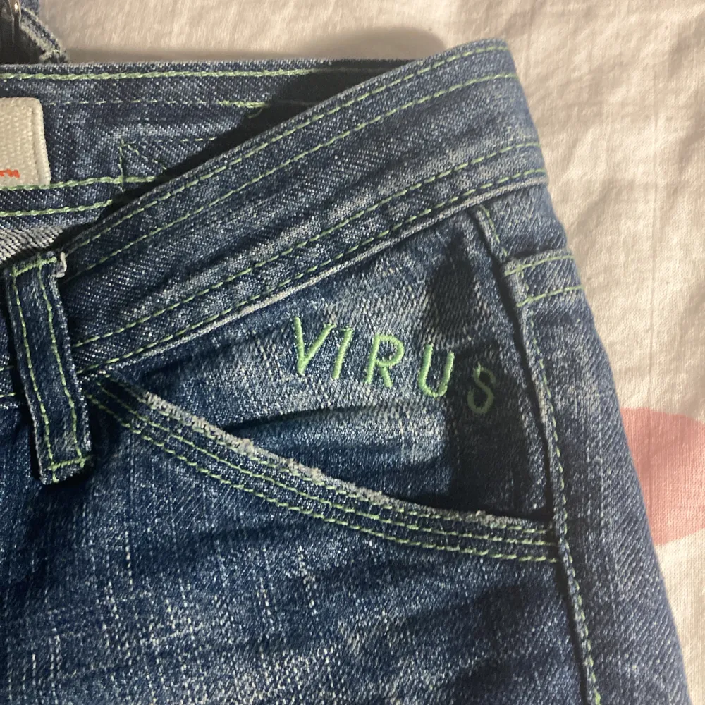 Ett par sjukt fina jeans från märket ”Virus”. Säljer då de tyvär har blivit lite för små för mig  😊de är lågmidjade och i ett väldigt bra skick🩷🩷. Jeans & Byxor.