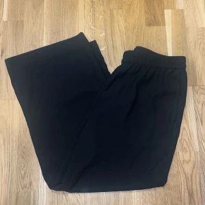 Trekvartsbyxoe - Svarta trekvartsbyxor from Lindex, modell BELLA. Tunnt material & perfekta att ha på våren/sommaren.  Reså i midjan & 2 fickor där fram.