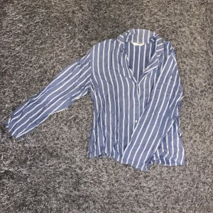 Pyjamaströja  - Mjuk pyjamaströja från change i storlek S. 