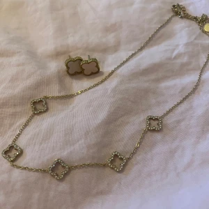 Smyckesett - Halsbandet är ifrån Mira mira och är i rostfritt stål , örhängena är ifrån en markand i Palma vet ej om dom är rostfria eller inte 🩷